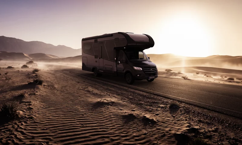 Dethleffs Graneo Alkoven-Wohnmobil auf Mercedes-Sprinter-Basis in der Wüste