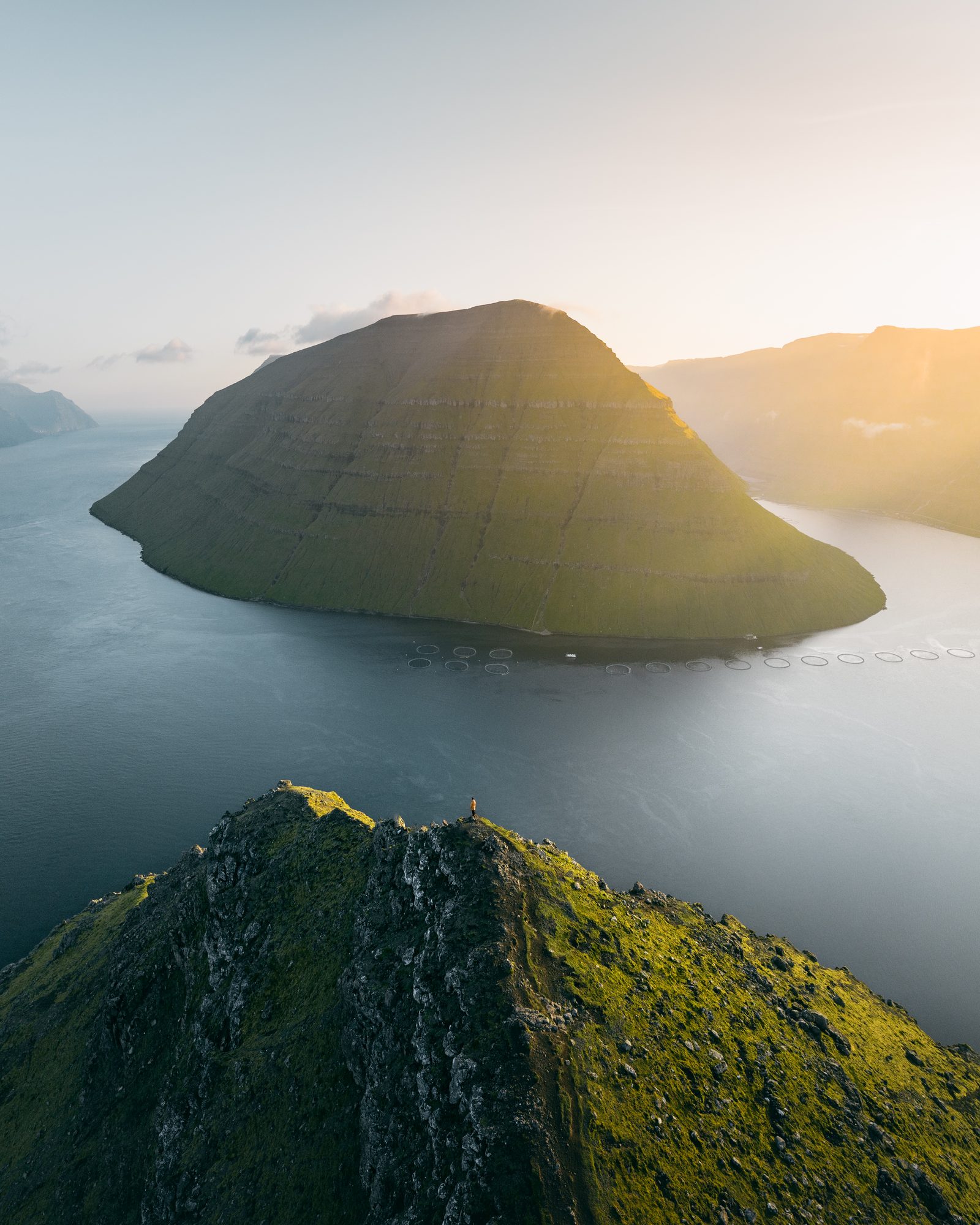 Luftaufnahme einer Fjordlandschaft im goldenen Licht