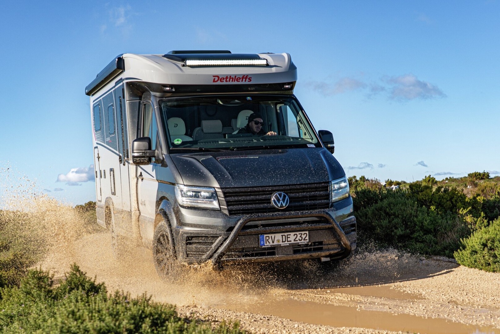 Dethleffs Globebus Performance T16 auf einer Sandpiste