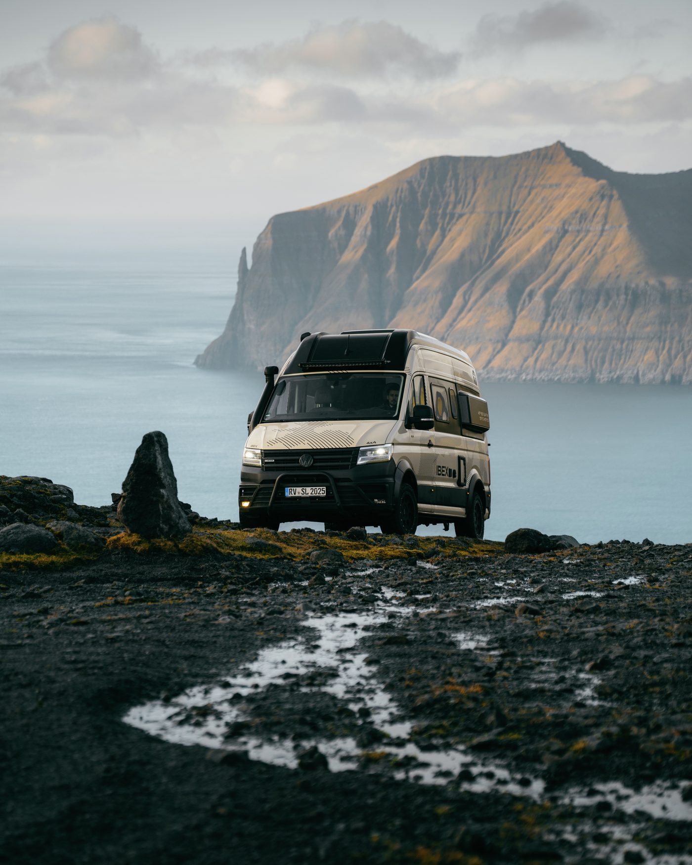 Sunlight IBEX 4x4 auf einer Klippe mit Blick aufs Meer