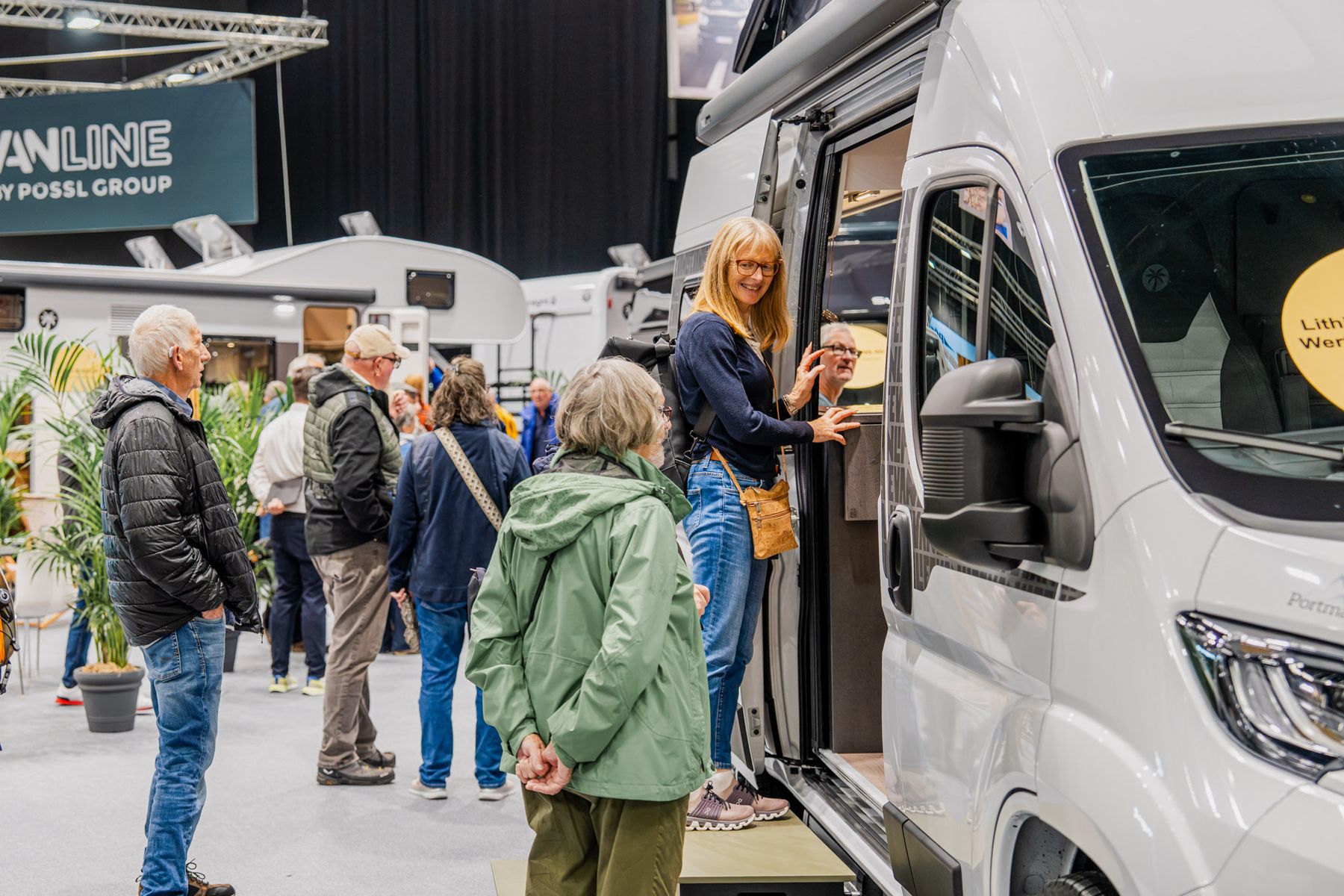 Besucherin steigt in ein Wohnmobil von Portmann Sport am Suisse Caravan Salon